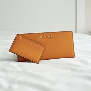 Michael Kors Jet Set Travel Large Carryall Wallet